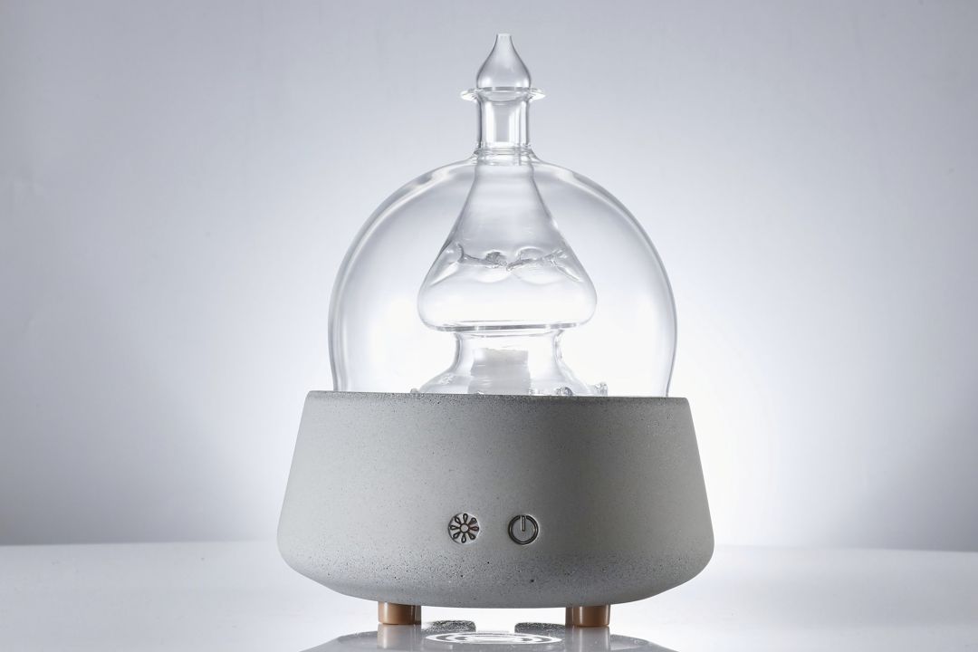 Glass and concrete nebulizing diffuser for pure essential oils