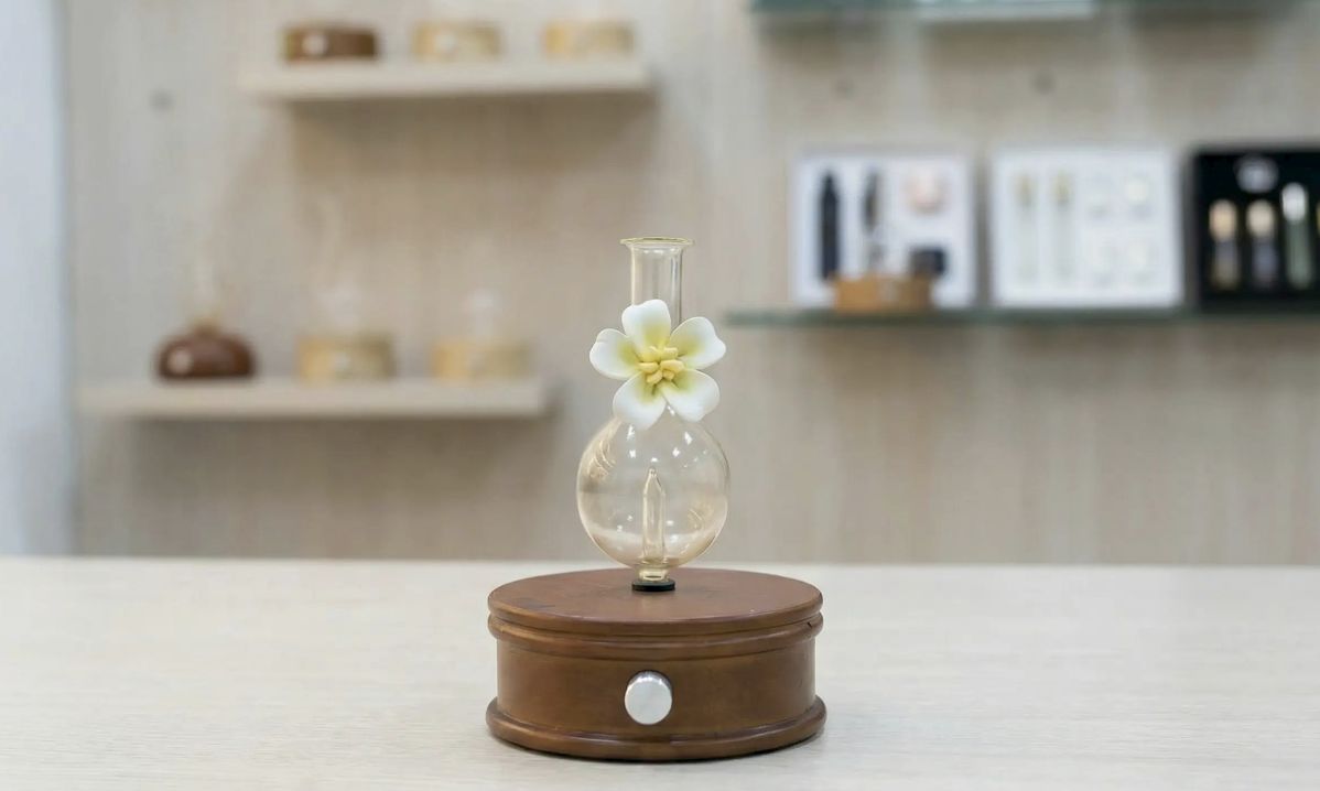 Glass-based nebulizing diffuser for safe essential oil diffusion