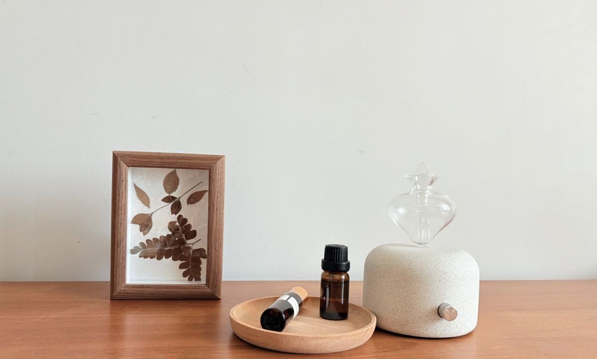 Glass, wood, and concrete materials used in premium nebulizing diffusers